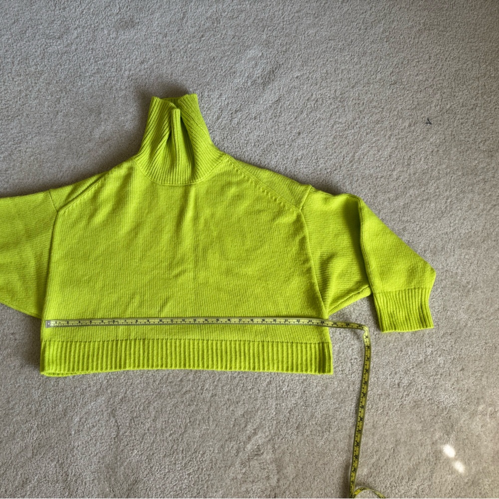 Short sweater almost new
